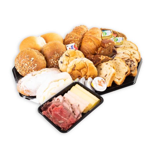 Ontbijt met croissants, bolletjes, zoet brood, roombolletjes, zoet beleg hartig beleg, boter en vleeswaren van Bakkerij Maxima.