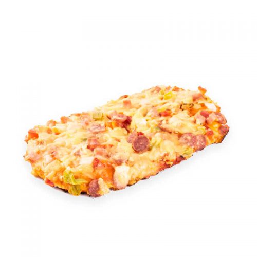 Een lekkere pizza van Bakkerij Maxima met ham, salami, groenten en kaas