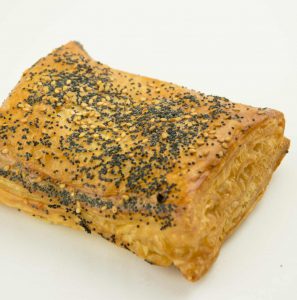 Bladerdeeg broodje met saté van Bakkerij Maxima.
